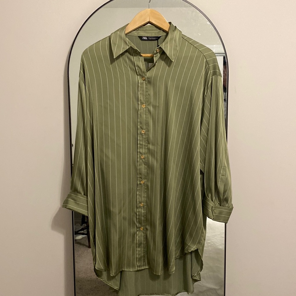 Zara Womens collared shirt dress in green with white pin stripe in XS.
